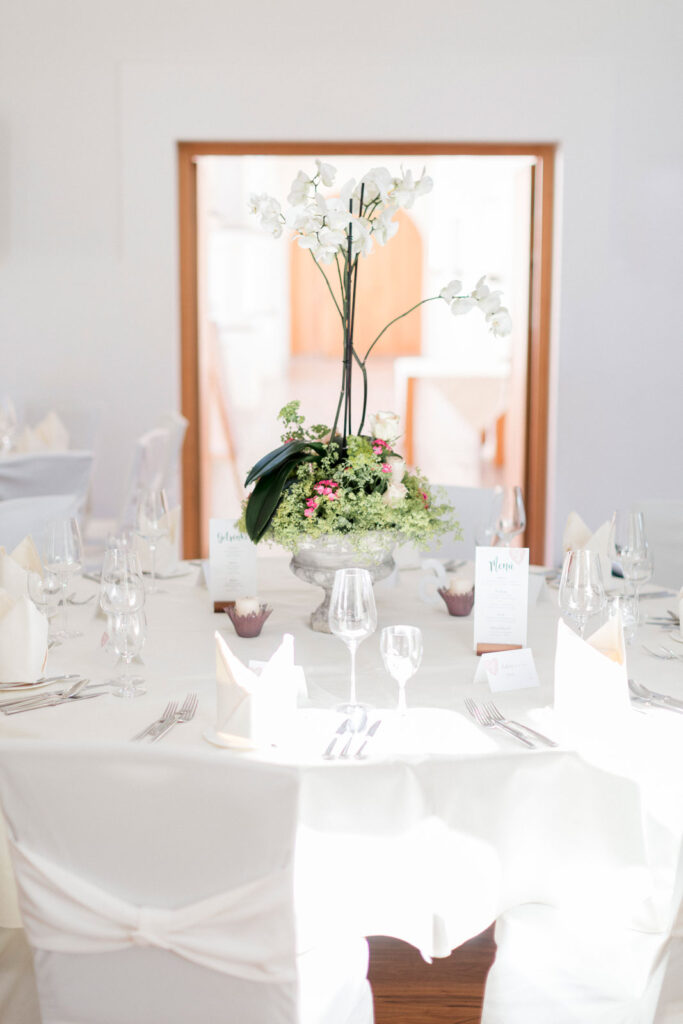 Gedeckte Tafel innerhalb des Schlosses